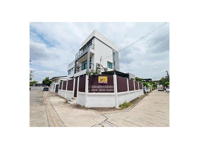 ขายหรือให้เช่า บ้านเดี่ยว 3 ชั้น เนื้อที่ 77 ตรว. หลังมุม หมู่บ้านเสรี 8 ซ.พระราม 9 ซ.62 ใกล้ห้างเดอะไนน์ ทางด่วน
