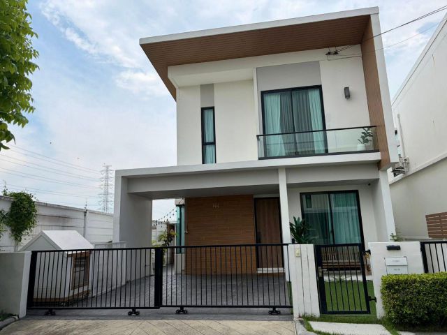 ให้เช่าบ้านเดี่ยว2 ชั้น โครงการ Como Bianca ใกล้เมกาบางนา