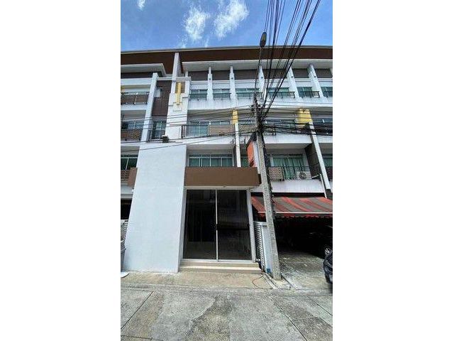 โฮมออฟฟิศ โครงการบิสทาวน์ ลาดพร้าว 4 ห้องนอน 4 ห้องน้ำ เฟอร์นิเจอร์พร้อมใช้งาน เดินถึง สถานี BTS สายสีเหลือง เพียง 400 เ