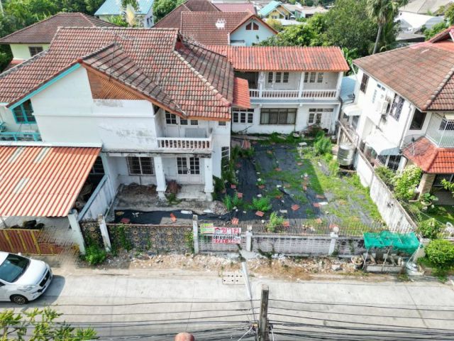 ขายที่ดินแถมบ้านลาดพร้าว ซอยลาดพร้าว101แยก19 ขนาด81ตรว หลังใหญ่ พื้นที่ใช้สอยเยอะ ถนนหน้าบ้านกว้าง ทรุดตรงจุดเชื่อมนิดเดียว อยู่ได้หลายคน ทำที่เก็บสิน