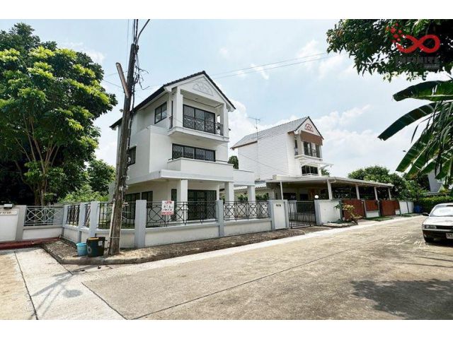 ขายบ้านเดี่ยว 3 ชั้น ถนนรามอินทรา - พระยาสุเรนทร์ 30 บ้านสวย หลังมุม ใกล้รถไฟฟ้าสายสีชมพู