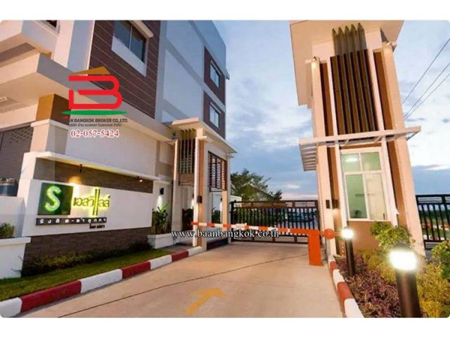 บ้านเดี่ยว หมู่บ้าน เอสวิลล์ คลอง 4 (ใกล้เทสโก้โลตัส คลอง 4) เนื้อที่ 44 ตรว. ตำบลลาดสวาย อำเภอลำลูกกา จังหวัดปทุมธานี