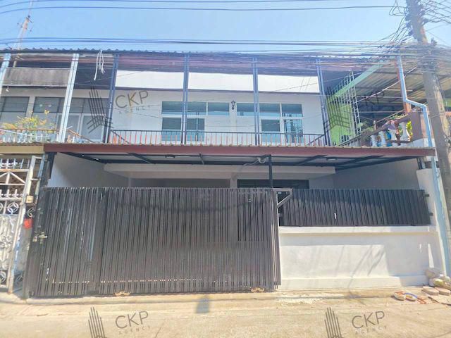 ขาย/ให้เช่า ทาวน์เฮาส์รีโนเวทใหม่พร้อมอยู่ในซอยรัชดา 32 บนทำเลใจกลางเมือง เดินทางสะดวกใกล้ถนนรัชดาภิเษก ลาดพร้าว และ MRT ภาวนา พร้อมฟังก์ชัน 5 ห้องนอน