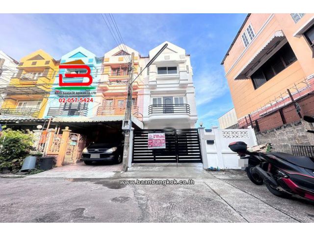 ทาวน์โฮม 3 ชั้น เนื้อที่ 34 ตร.ว. โครงการ เกษราคลาสสิคโฮม ซอยเสรีไทย 81/2 ถนนเสรีไทย แขวงคันนายาว เขตคันนายาว