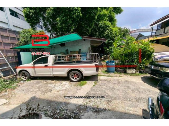 ที่ดินเปล่า เนื้อที่ 54 ตร.ว. ศรีนครินทร์ ซอย 1 (ใกล้สี่แยกลำสาลี) ถนนศรีนครินทร์ แขวงหัวหมาก เขตบางกะปิ