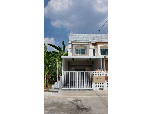 หมู่บ้านธารทอง2  ซอยวัดลาดปลาดุก  ทาวน์เฮาส์ 2 ชั้นหลังมุม หน้าบ้านหลังบ้านไม่ชนใคร ห่างจากปากซอยวัดลาดปลาดุกเพียง 1 กม.