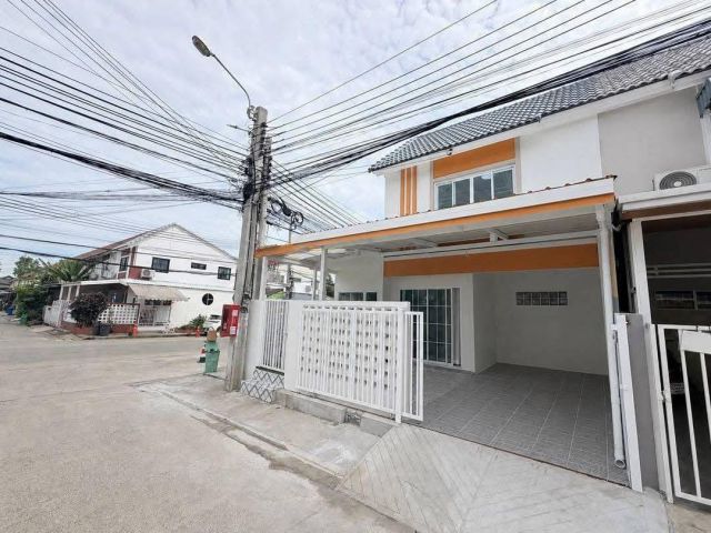พฤกษา45 ถนนวัดลาดปลาดุก ทาวน์เฮ้าส์ 2 ชั้น  หลังมุมถนนเมน  ตกแต่งใหม่พร้อมอยู่