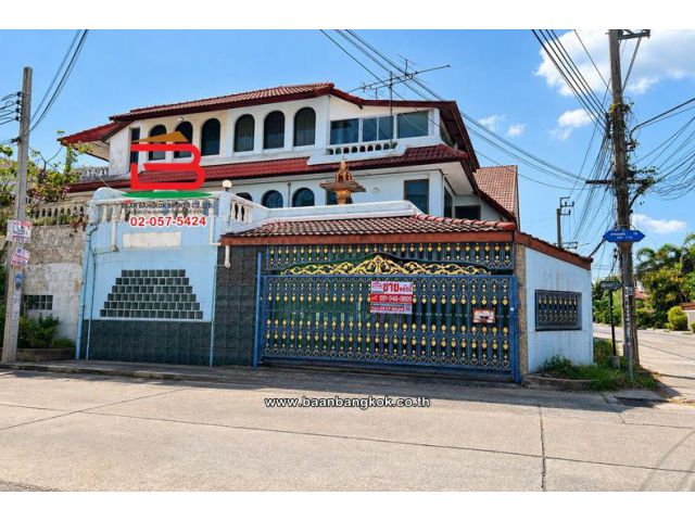บ้านเดี่ยว 3 ชั้น เนื้อที่ 41 ตร.ว. หมู่บ้านปั้นทอง 3 (ลาดปลาเค้า 76 แยก3-14) ถนนรามอินทรา แขวงอนุสาวรีย์ เขตบางเขน