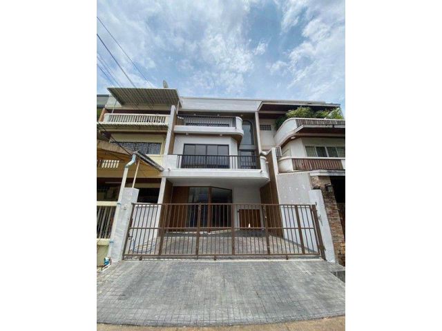 ขายทาวน์โฮม 3 ชั้น 25 ตรว. หมู่บ้านเกษมสันต์ 1 ลาดพร้าว71 นาคนิวาส สังคมสงเคราะห์ ติดเลียบด่วน ใกล้ Central Eastville รี