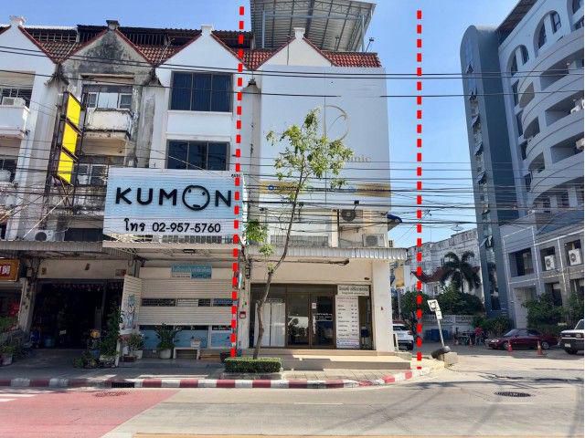 ขายอาคารพาณิชย์ หลังมุม พื้นที่ 25 ตารางวา ถนนอินทราภรณ์ แขวงพลับพลา เขตวังทองหลาง กทม. อาคารสูง 4.5 โครงสร้างแข็งแรง
