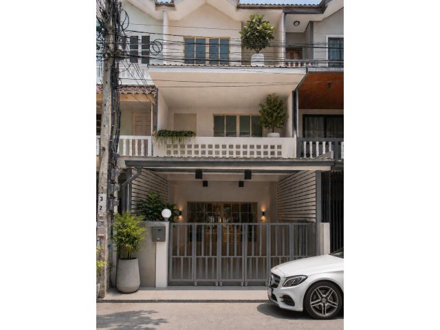 บ้านรีโนเวทใหม่ทั้งหลัง! ทาวน์เฮ้าส์ 3 ชั้น พระราม 2 พร้อมอยู่ 3 นอน 3 น้ำ ราคาเพียง 3.69 ล้าน