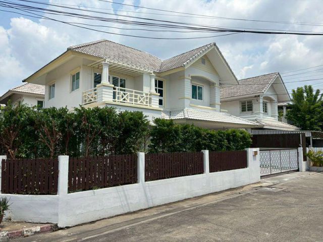 บ้านเดี่ยว 2 ชั้น หมู่บ้าน บ้านสวนราชา รามอินทรา เนื้อที่ 64.40 ตร.ว. พร้อมเฟอร์นิเจอร์ 4 ห้องนอน ซอยประเสริฐมนูกิจ 29