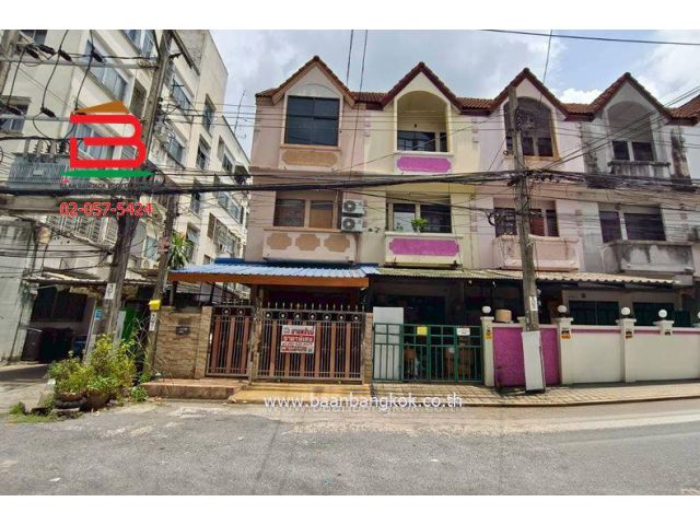 ทาวน์โฮม หมู่บ้านราณี 5 (ซอยสุคนธสวัสดิ์ 1) เนื้อที่ 20 ตรว. ใกล้โรงเรียนสตรีวิทย์ 2 ถนนเกษตร-นวมินทร์ แขวงลาดพร้าว