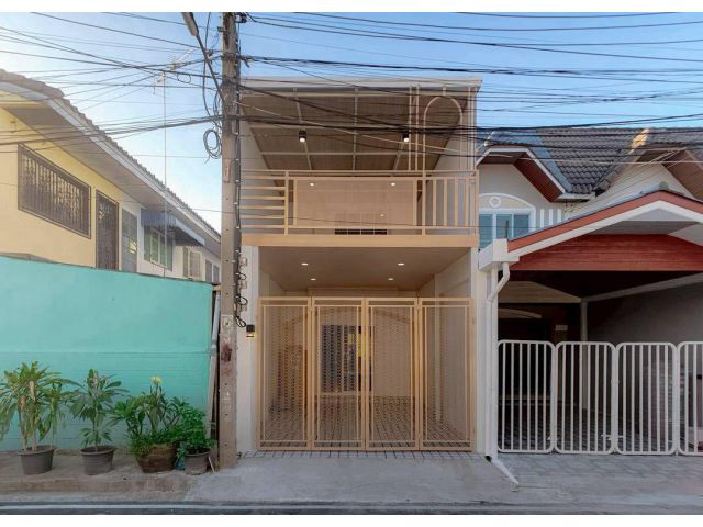 หมู่บ้านร่มเงาไม้ ถนนวัดลาดปลาดุก ทาวน์เฮ้าส์ 2 ชั้น มีระเบียงด้านหน้ารับลม ตกแต่งใหม่พร้อมอยู่ ต้นโครงการ