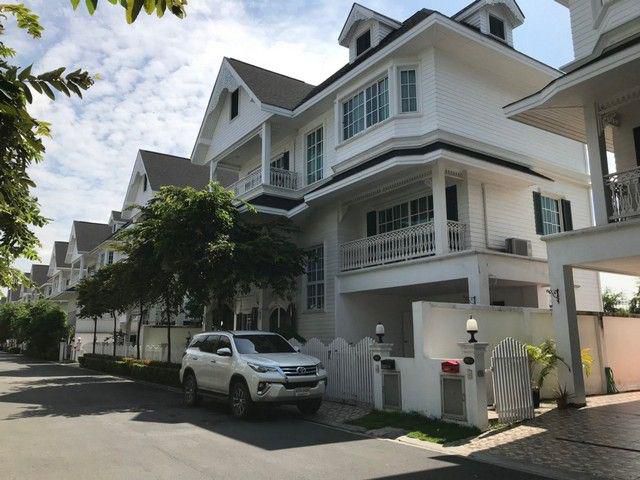 ให้เช่าบ้านเดี่ยวหลังใหญ่ สไตล์ยุโรป 3 ชั้น วิวสระว่ายน้ำ 4 ห้องนอน Fantasia Villa 3 ซอยสันติคาม14 (สุขุมวิท109) ใกล้ BT