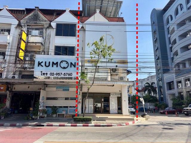 ขายอาคารพาณิชย์ หลังมุม พื้นที่ 25 ตารางวา ถนนอินทราภรณ์ แขวงพลับพลา เขตวังทองหลาง กทม.
