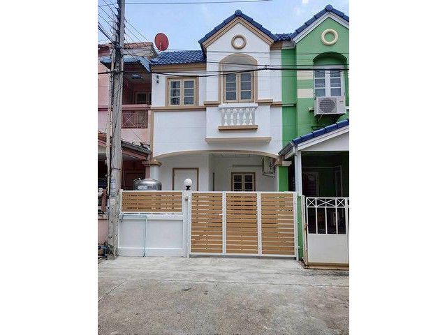 ขายบ้านเมืองชลบุรี บ้านตัวอย่าง หมู่บ้านแคลิฟอเนียร์ ทาวน์เฮ้าส์ 2 ชั้น พื้นที่ 18 ตารางวา ขนาด 2 ห้องนอน 2 ห้องน้ำ