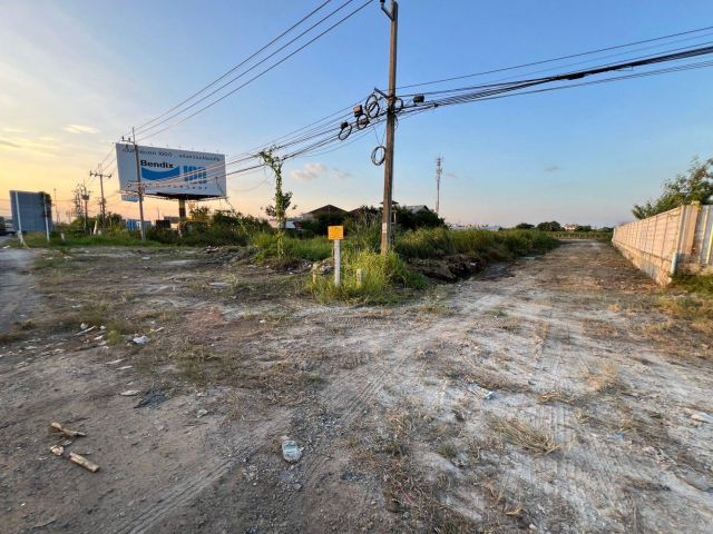 ที่ดินถมแล้ว ล้อมรั้วรอบที่ ทำเลทอง ลาดกระบัง ทางเข้าที่ 2 ทาง