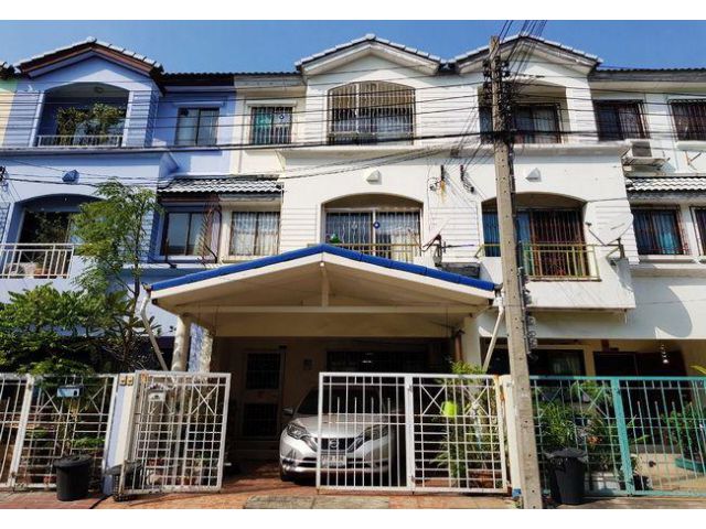ขายทาวน์เฮ้าส์ หมู่บ้านกลางเมือง พระราม 9 ซอย 43 เนื้อที่ 20 ตร.ว. 3 ชั้น 3 นอน 3 น้ำ