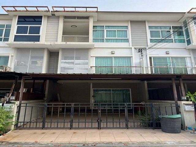 ให้เช่าทาวน์โฮม 3ชั้น ติดมหาลัยนานาชาติแสตมฟอร์ด โครงการ เดอะ เมทโทร พระราม9 ถนนคู่ขนานมอเตอร์เวย์ กรุงเทพ-ชลบุรี (ฝั่งข