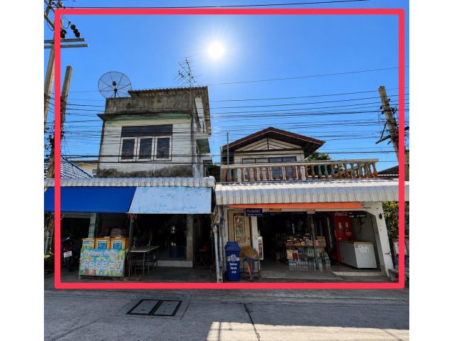 ขายที่ดินพร้อมสิ่งปลูกสร้าง ทำเลค้าขาย เป็นบ้าน 3 หลัง เมืองสมุทรปราการ ติดถนนหลัก รับรายได้ทันทีจากค่าเช่า