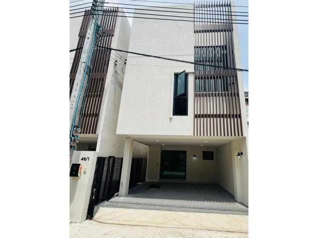 ให้เช่าทาวน์โฮม 3 ชั้นสไตล์โมเดิร์น Oak House สุขุมวิท 101-1 ใกล้ BTS อุดมสุข & True Digital Park