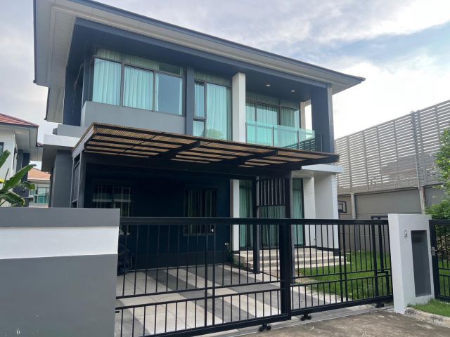 NEW HOUSE FOR RENT SETHASIRI KRUNGTHEP KREETHA 185 Square meter. 75 SqWa,4 bedroom, 3 bathroom full furnished ready to