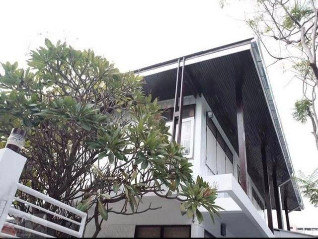 T26-613 ให้เช่า บ้าน - ใกล้กับ ใกล้จุดขึ้นลงทางด่วนพระราม 4 70000 บาทต่อเดือน ชั้นทั้งหมด 2 ชั้น ห้องนอน 3 ห้อง ห้องน้ำ