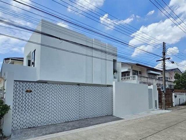 รหัสC7192 ขายบ้านเดี่ยว 2ชั้น ย่านนลาดพร้าวโชคชัย 4 บ้านรีโนเวทใหม่ Modern Private โดดเด่นไม่เหมือนใคร