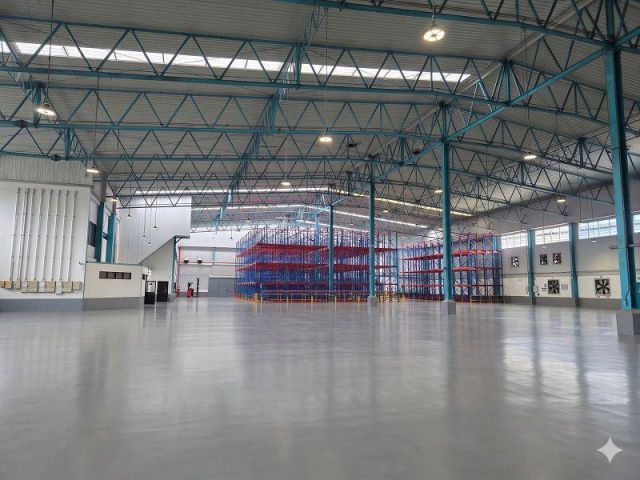 #ให้เช่าโกดังคลังสินค้าเมืองปทุมธานี พื้นที่ 6,500 ตร.ม. (หน้ากว้าง 45 เมตร x ลึก 110 เมตร) เหมาะสำหรับศูนย์กระจายสินค้า