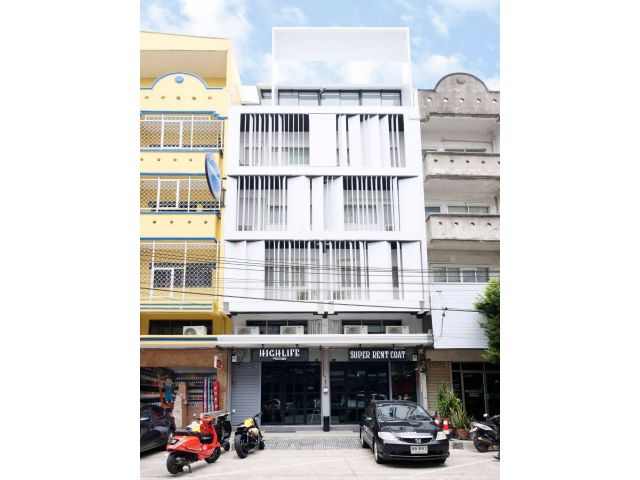 ให้เช่าอาคารพาณิชย์ 5ชั้นครึ่ง 2คูหา มีที่จอดรถ3คันหน้าตึก หมู่บ้านซื่อตรง-รัตนาธิเบศร์ ต.ไทรม้า