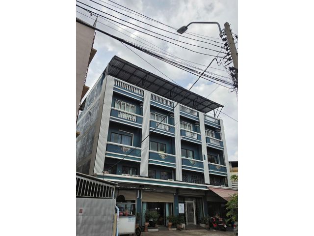 ตึกแถวหลังใหญ่ใกล้รถไฟฟ้าสถานีแยกติวานนท์ ตึก 3 ชั้น 4 คูหา มีชั้นลอยและดาดฟ้า เหมาะทำออฟฟิส หรือโฮสเทล