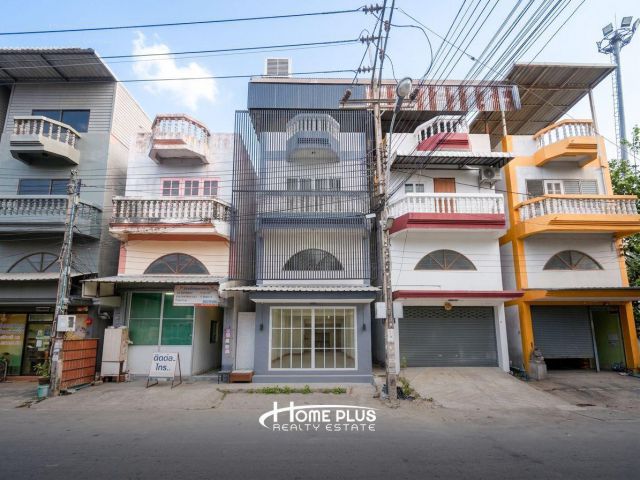 ทาวน์โฮม 3.5 ชั้น รีโนเวทใหม่ ซอยร่มเกล้า 21 แยก 2 เขตลาดกระบัง กรุงเทพมหานคร
