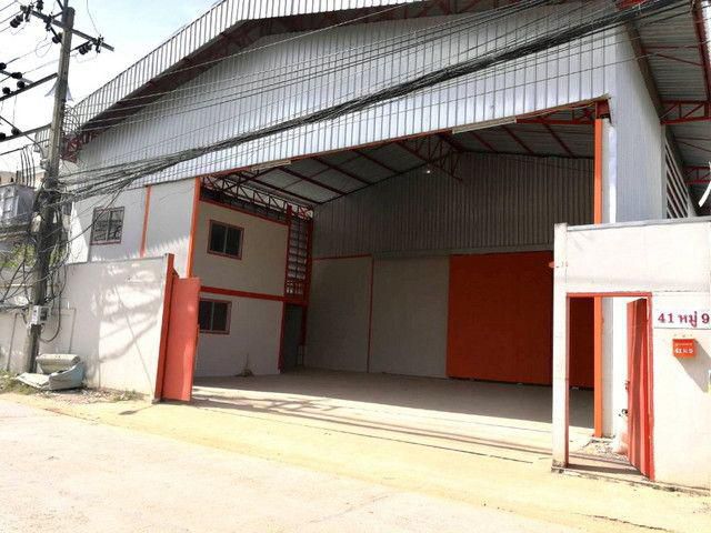 โกดัง Warehouse 1,600 ตร.ม. ใกล้ Suvarnbhumi Airportซอยลาดกระบัง ให้เช่า ขอใบ รง.ได้ (พื้นที่ สีแดง)