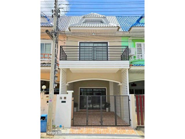 ทาวน์เฮ้าส์ 2 ชั้นตกแต่งใหม่พร้อมอยู่  มีระเบียงด้านหน้าถนนวัดลาดปลาดุก  ชื่อโครงการ : #หมู่บ้านมนวดีพาร์ค
