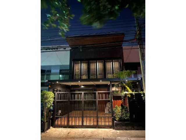 ขาย/เช่า ทาวน์โฮมหรู  2 ชั้น สำนักงานออฟฟิต ใจกลางรามคำแหง ใกล้ รพ. รามคำแหง