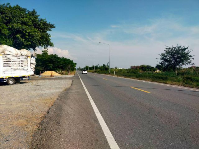 ขายที่ดิน 300ไร่ ไร่ละ2.5ล้าน ติดทางหลวง3231 ต.บางหลวง อ.บางเลน จ.นครปฐม.เหมาะทำโรงงาน./คลังสินค้า/ใก้ลถนน321/346/3422