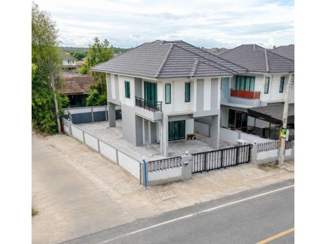 เทศบาลนคร เฟอร์ครบ บุญถาวร 3.9 กม.ให้เช่าบ้านเดี่ยว 2 ชั้น 50 ตร.วา. 200 ตร.ม.แม็คโคร สุราษฎร์ธานี 3.3 กม.3 นอน 3 น้ำ