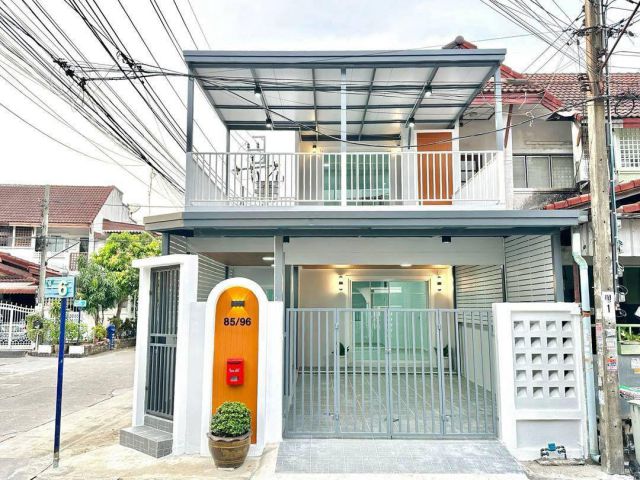 หมู่บ้านอุบลชาติ2  ไทรม้า ท่าอิฐ ทาวน์เฮาส์ 2 ชั้น หลังมุม ตกแต่งใหม่พร้อมอยู่ ใจกลางเมืองนนทบุรี ห่างจากถนนรัตนาธิเบศ