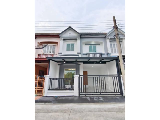 หมู่บ้านบุศรินทร์ ถนนบ้านกล้วย-ไทรน้อย ทาวน์เฮาส์ 2  ชั้น ตกแต่งใหม่ พร้อมเฟอร์ หน้าบ้านไม่ชนใคร