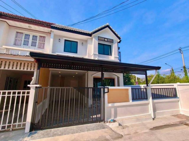 หมู่บ้านอักษรา บางบัวทอง ทาวน์เฮาส์ 2 ชั้น หลังมุม ใกล้รถไฟฟ้า MRT แยกบางพลู ตกแต่งใหม่พร้อมอยู่