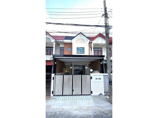 หมู่บ้าน ช.รุ่งเรือง5  ติดถนนรัตนาธิเบศร์  ทาวน์เฮาส์ 2 ชั้น ตกแต่งใหม่พร้อมอยู่ ใกล้สถานีรถไฟฟ้าสายสีม่วง
