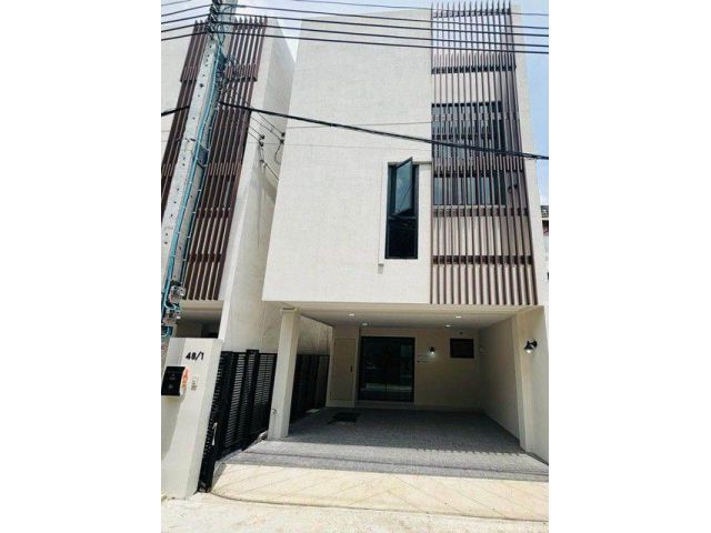 ทาวน์โฮมสไตล์โมเดิร์น ในโครงการ Oak House สุขุมวิท 101/1 ทำเลศักยภาพ เดินทางสะดวก ใกล้ BTS อุดมสุข และ True Digital Park