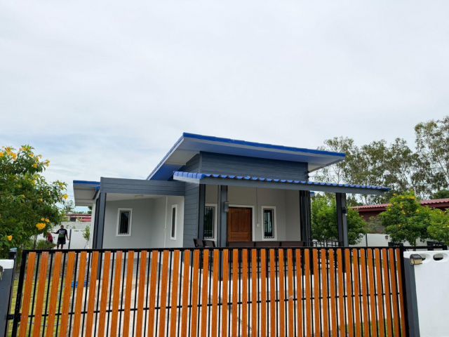 บ้านพร้อมเข้าอยู่ สุพรรณบุรี ไกล้ตัวอำเภอ 3 ห้องนอน 3 ห้องน้ำ 1 ห้องโถง