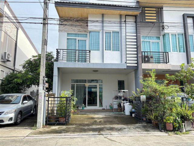 ทาวน์เฮาส์ใกล้รถไฟฟ้า 21 ตรว.รีโนเวทใหม่ มีห้องนอนด้านล่าง ใกล้สนามบินสุวรรณภูมิ ม.กัสโต้ รามคำแหง