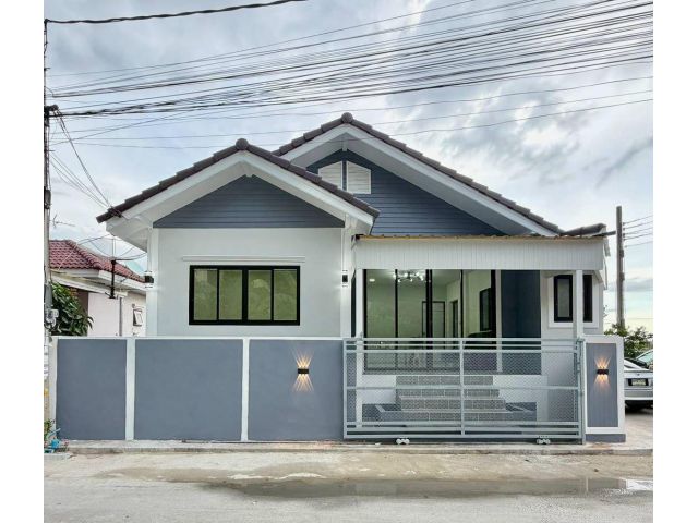 หมู่บ้านพบทอง ซอยวัดลาดปลาดุก  บ้านเดี่ยวชั้นเดียว หลังมุมถนนเมน ตกแต่งใหม่พร้อมอยู่