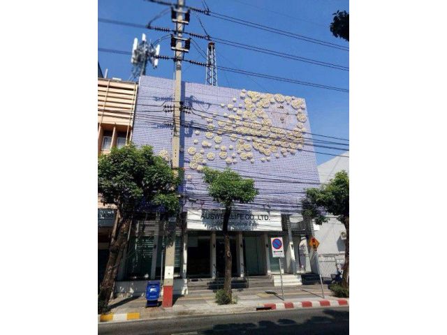 ให้เช่าอาคารสำนักงาน 3 ชั้น ติดถนนพระราม 4 พื้นที่ 700 ตร.ม. ใกล้ BTS พระโขนง พร้อมใช้งาน
