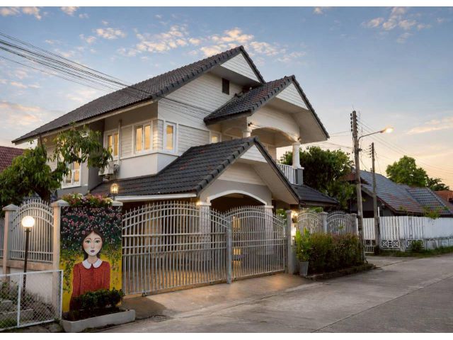 บ้านเดี่ยว 2 ชั้น พร้อมสระว่ายน้ำขนาดเล็ก รีโนเวทใหม่ ใกล้โรงเรียนนานาชาติลานนา