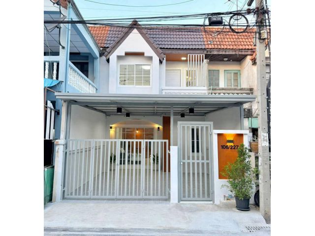 หมู่บ้านบัวทอง2 ติดรถไฟฟ้าสายสีม่วง สถานีคลองบางไผ่ ทาวน์เฮาส์ 2 ชั้น ตกแต่งใหม่พร้อมอยู่
