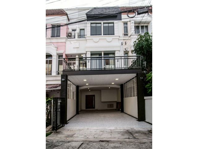 ให้เช่า ทาวน์โฮม 3 ชั้น บ้านกลางเมือง บริติซทาวน์ ศรีนครินทร์